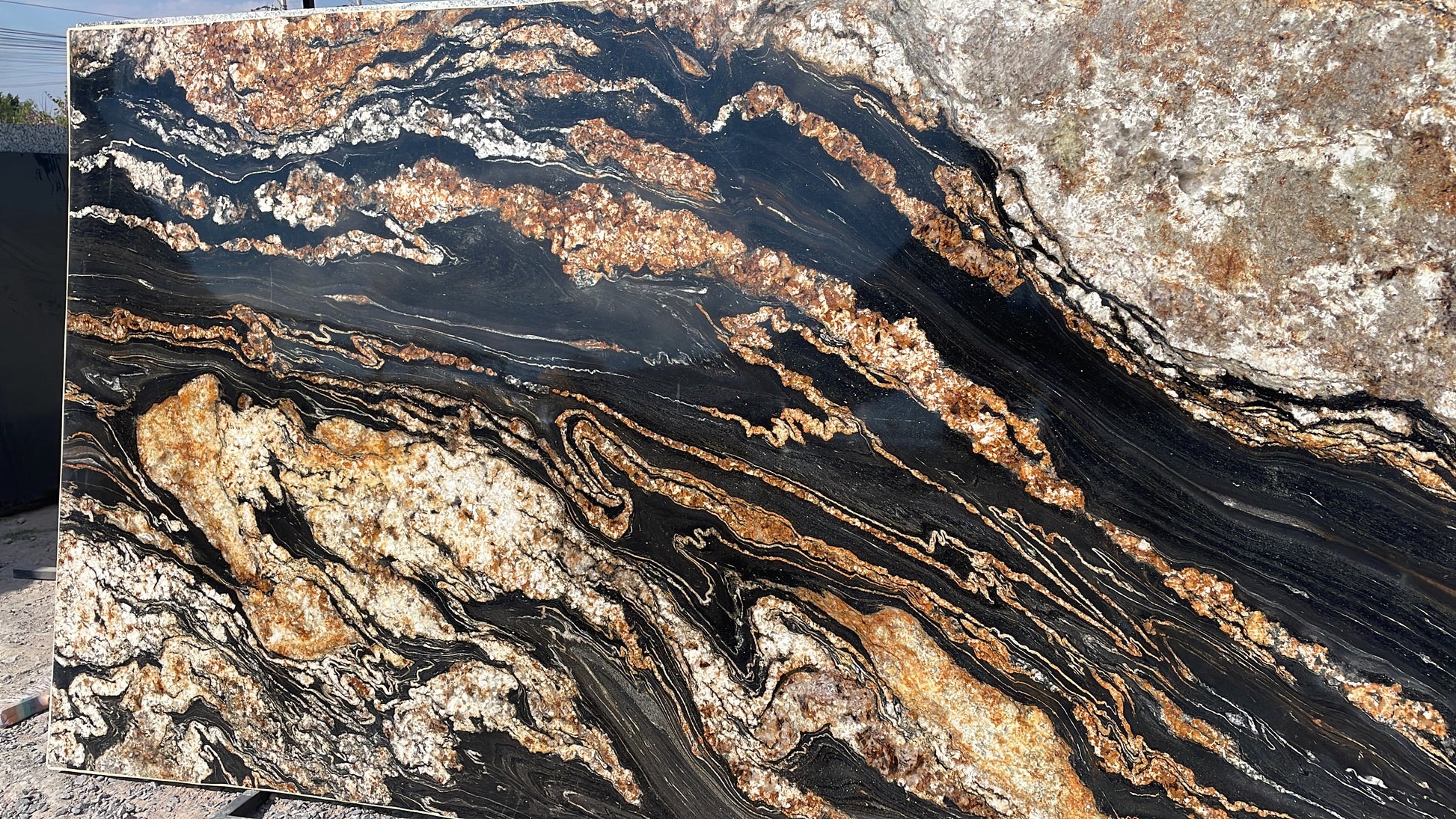 Granito Magma Gold Pulido