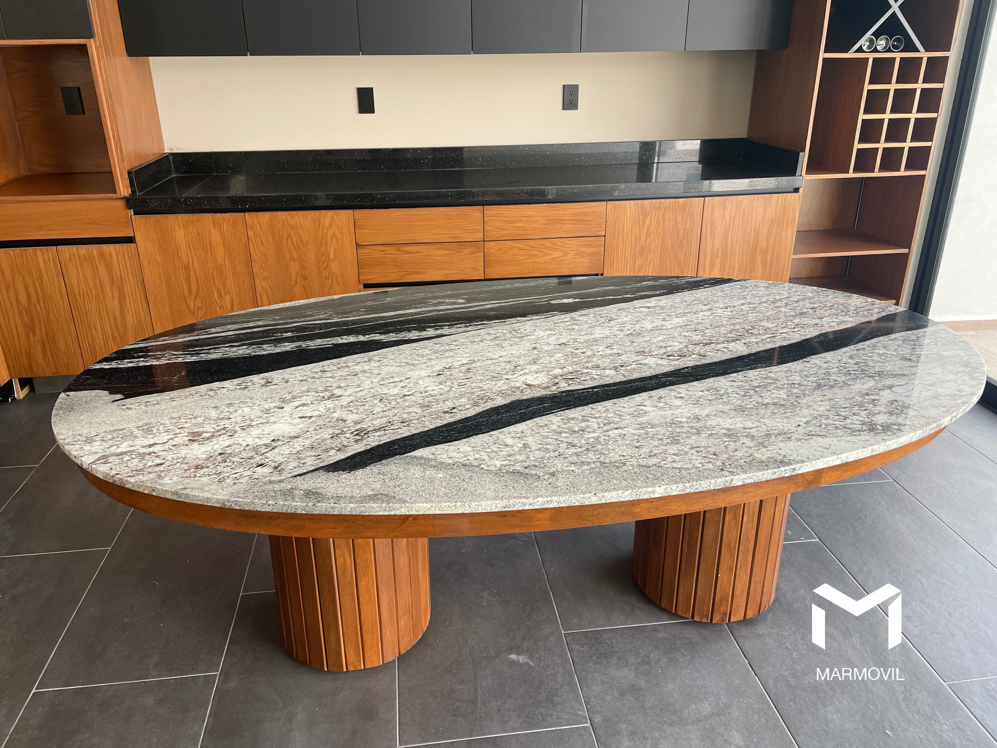 Comedor Pirineos Ovalado en Granito White Maori