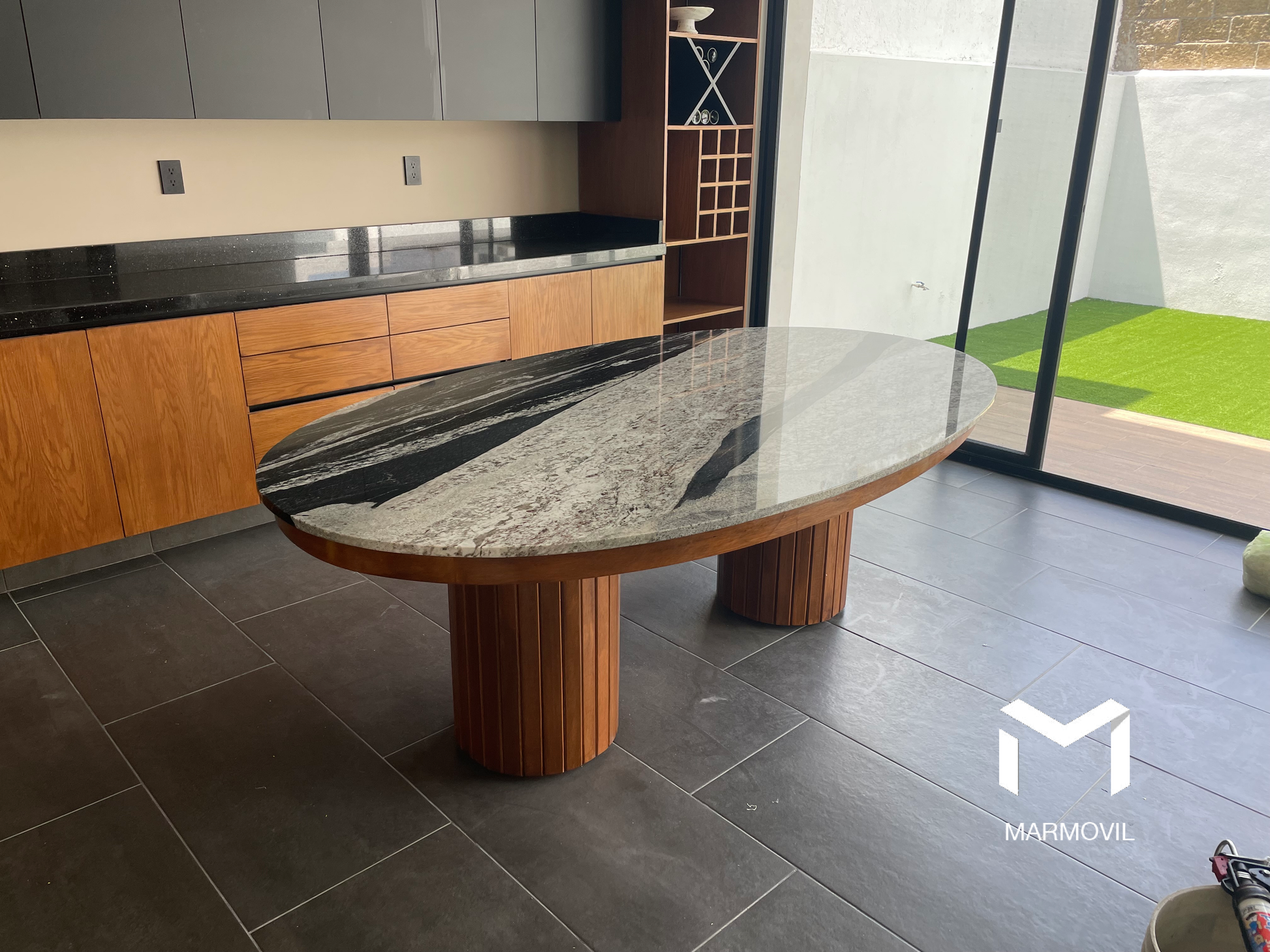 Comedor Pirineos Ovalado en Granito White Maori