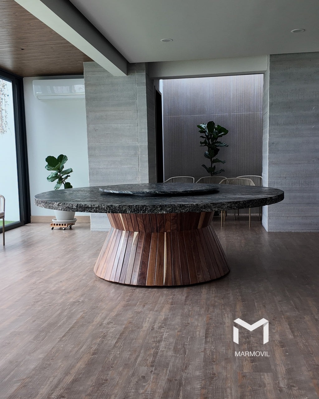 Valhalla Moldura Cinceleada — Granito Negro Indiano Leather
