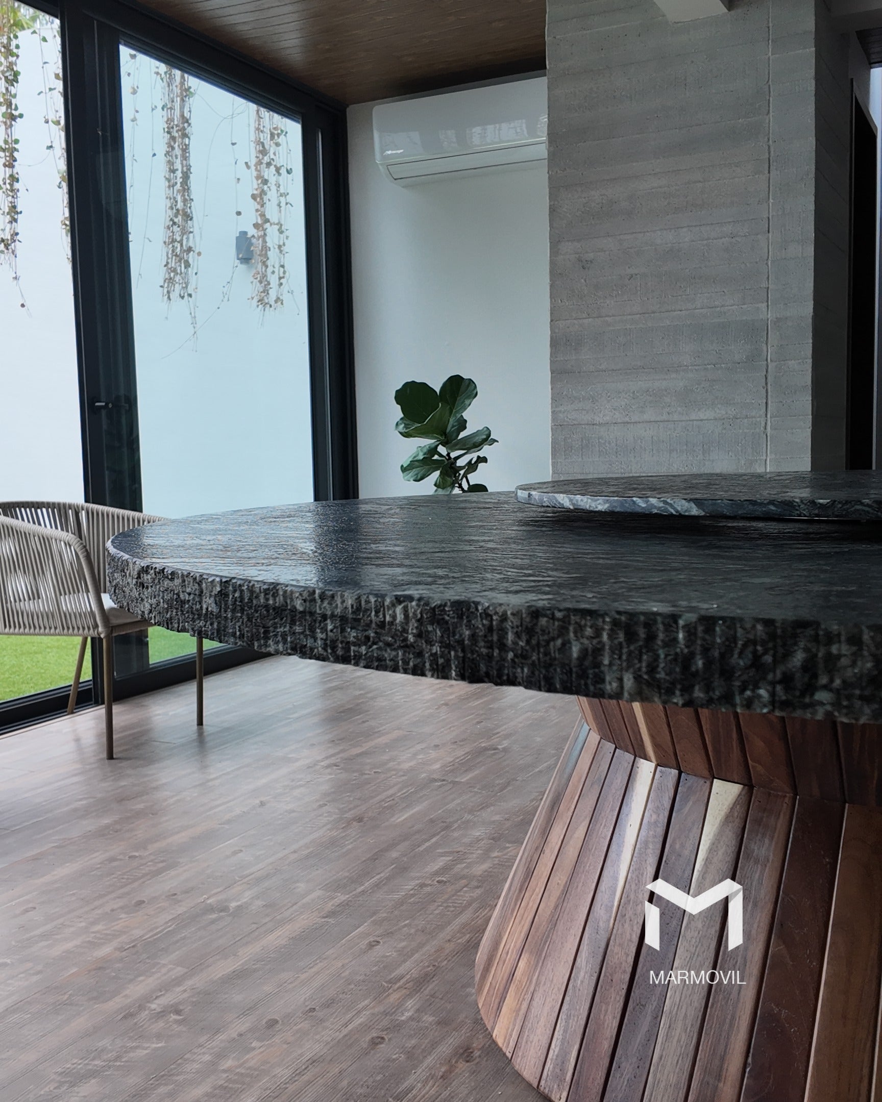 Valhalla Moldura Cinceleada — Granito Negro Indiano Leather