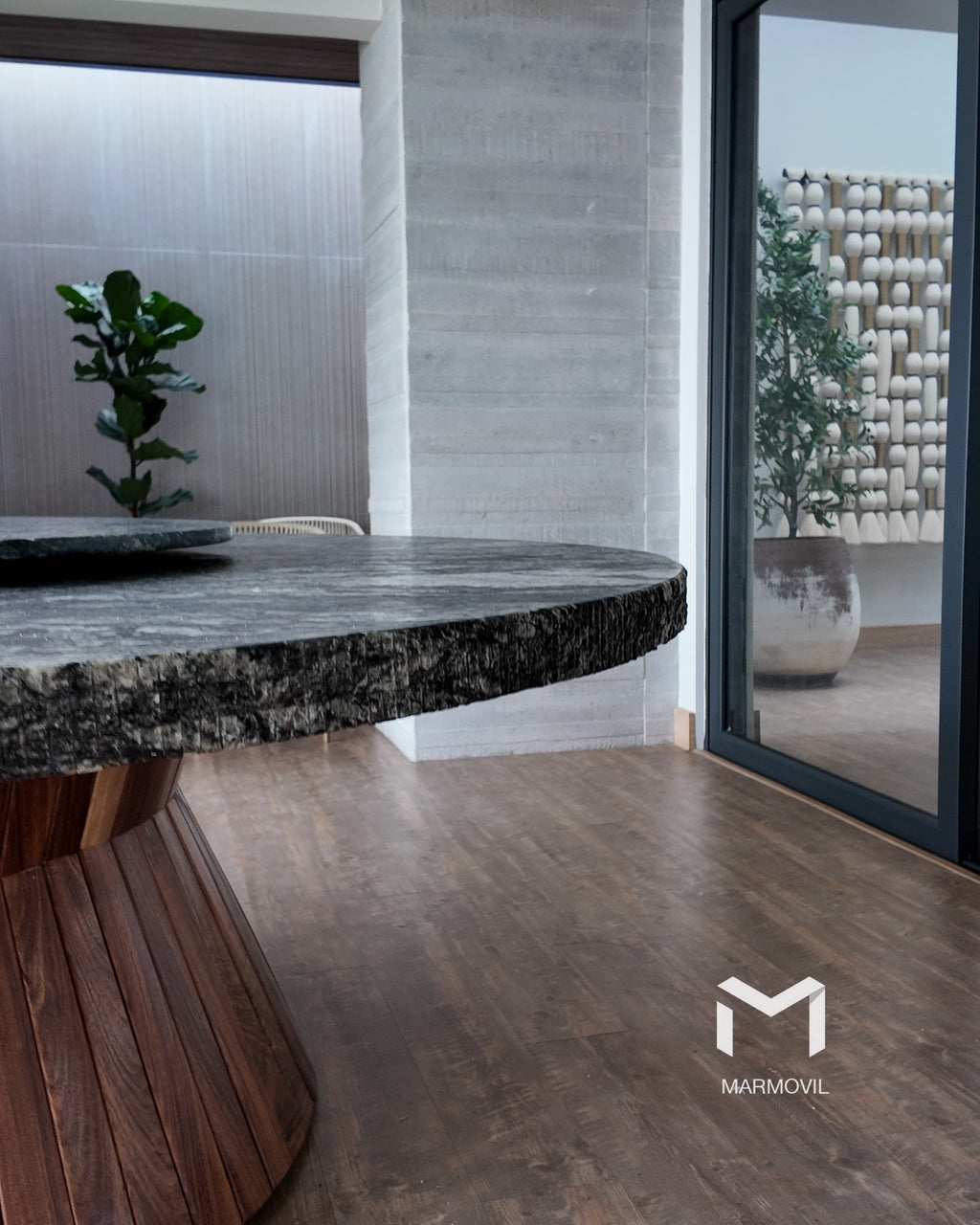 Valhalla Moldura Cinceleada — Granito Negro Indiano Leather
